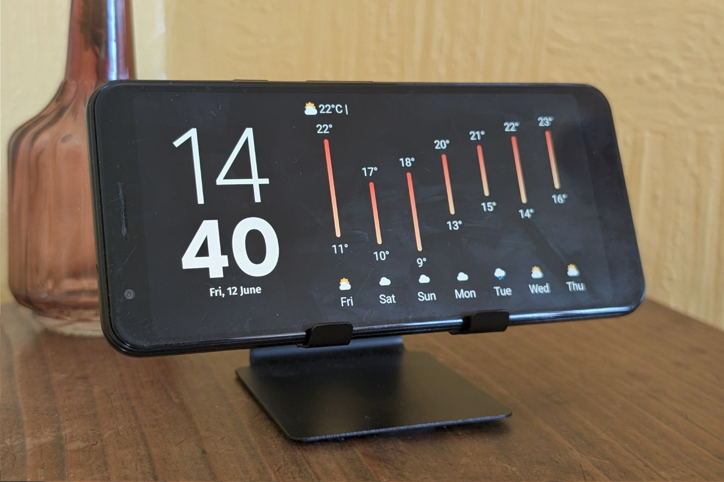 Alternate design, with a digital clock and weather widget.